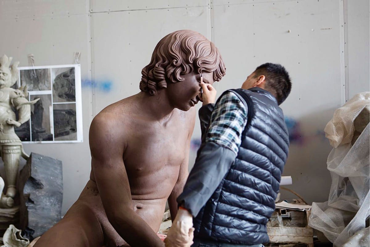 Xu Zhen sculpting.